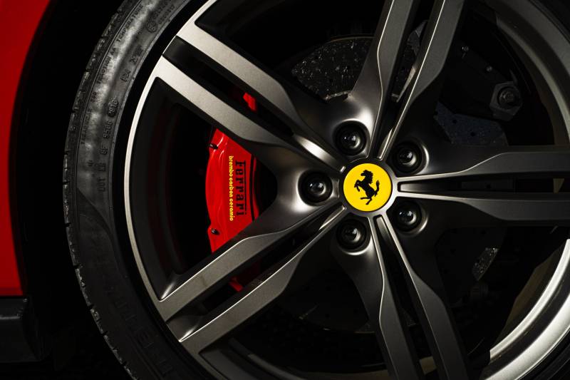 Pneus Pirelli haut performance pour Ferrari